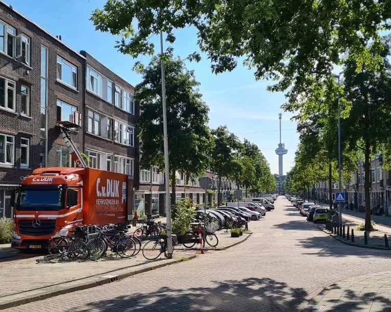 Een verhuiswagen van C. van Dijk in een straat