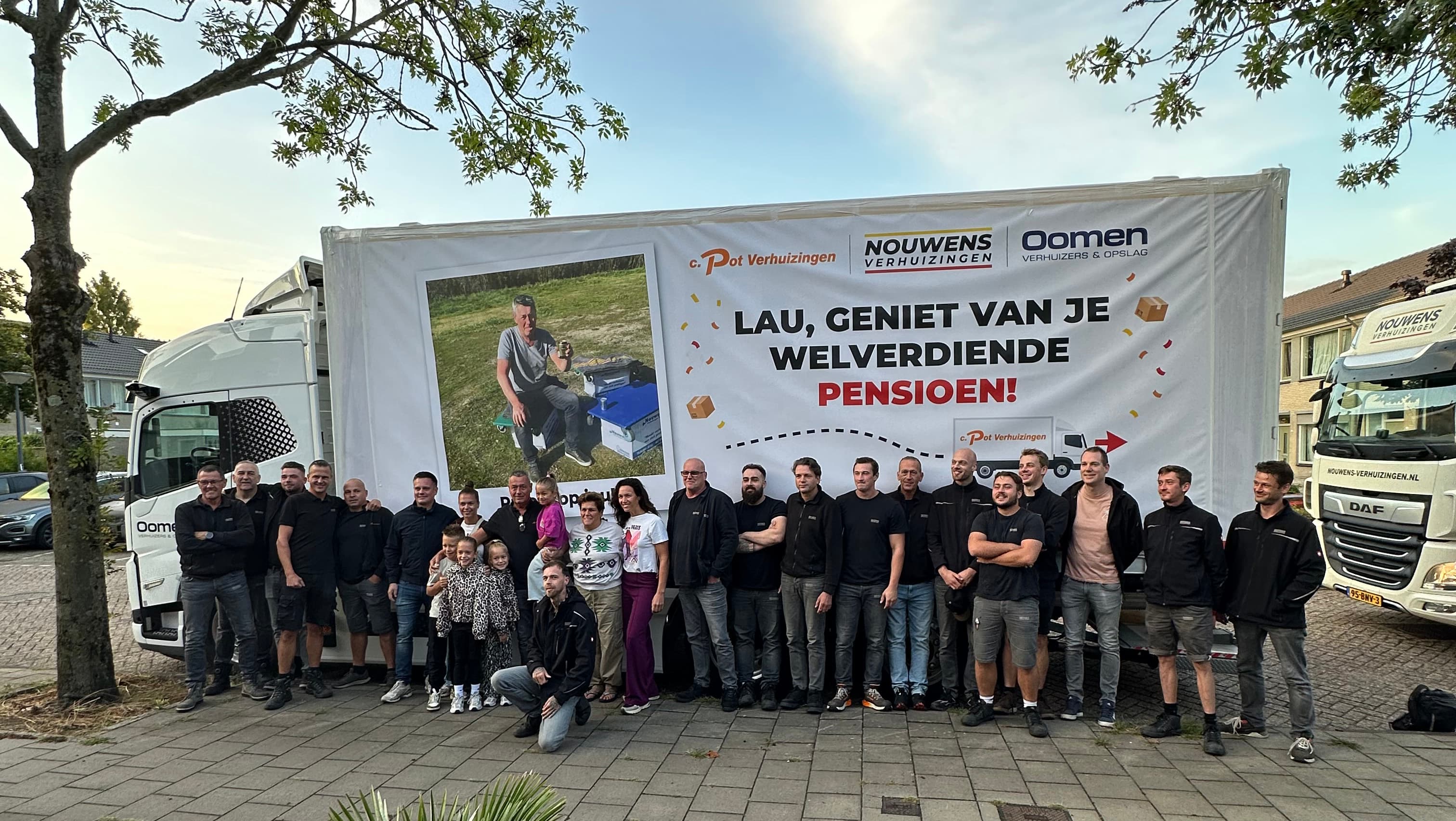 Groep mensen bij vrachtwagen voor pensioen Lau na 48 jaar verhuizer.