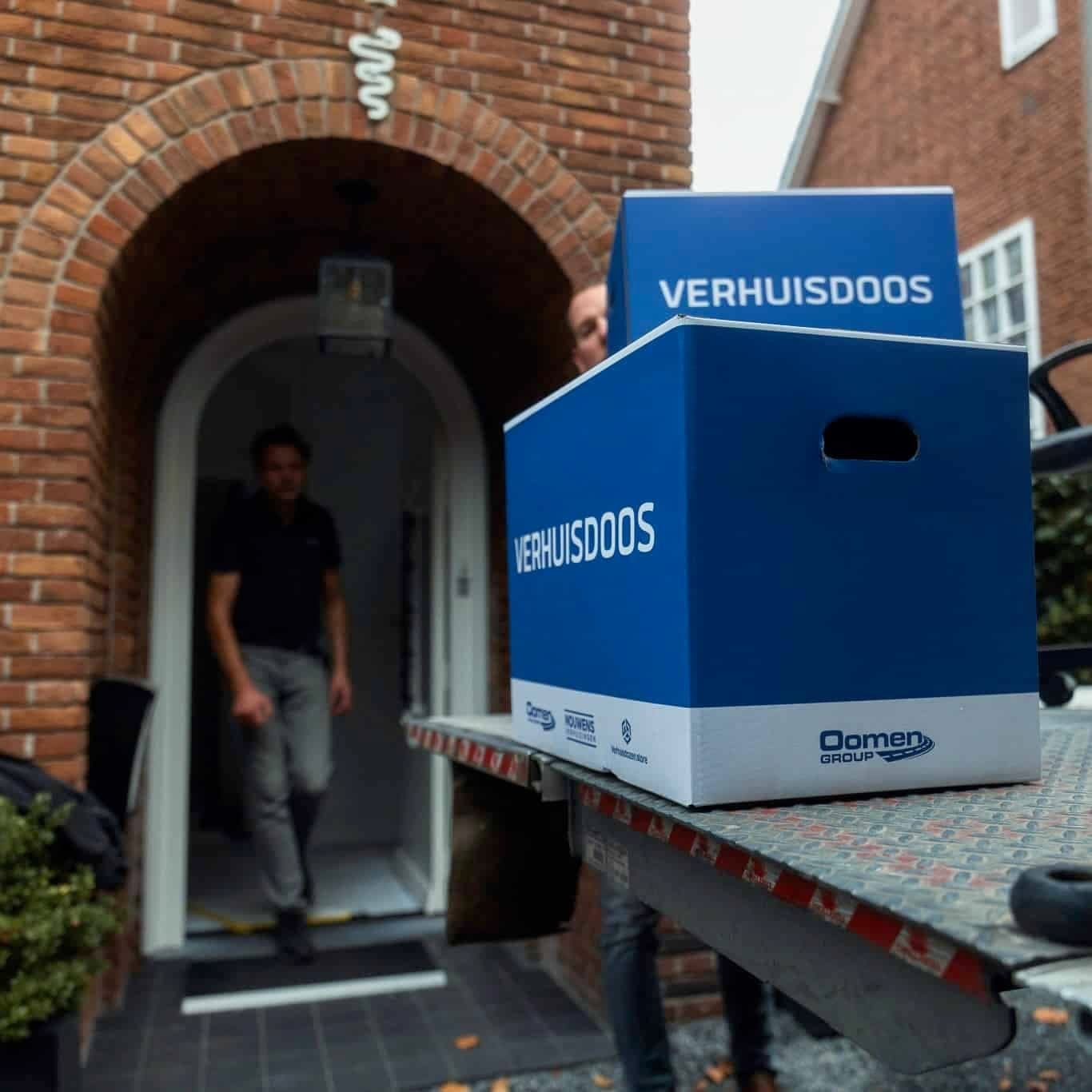 Verhuismedewerker van Oomen aan het werk