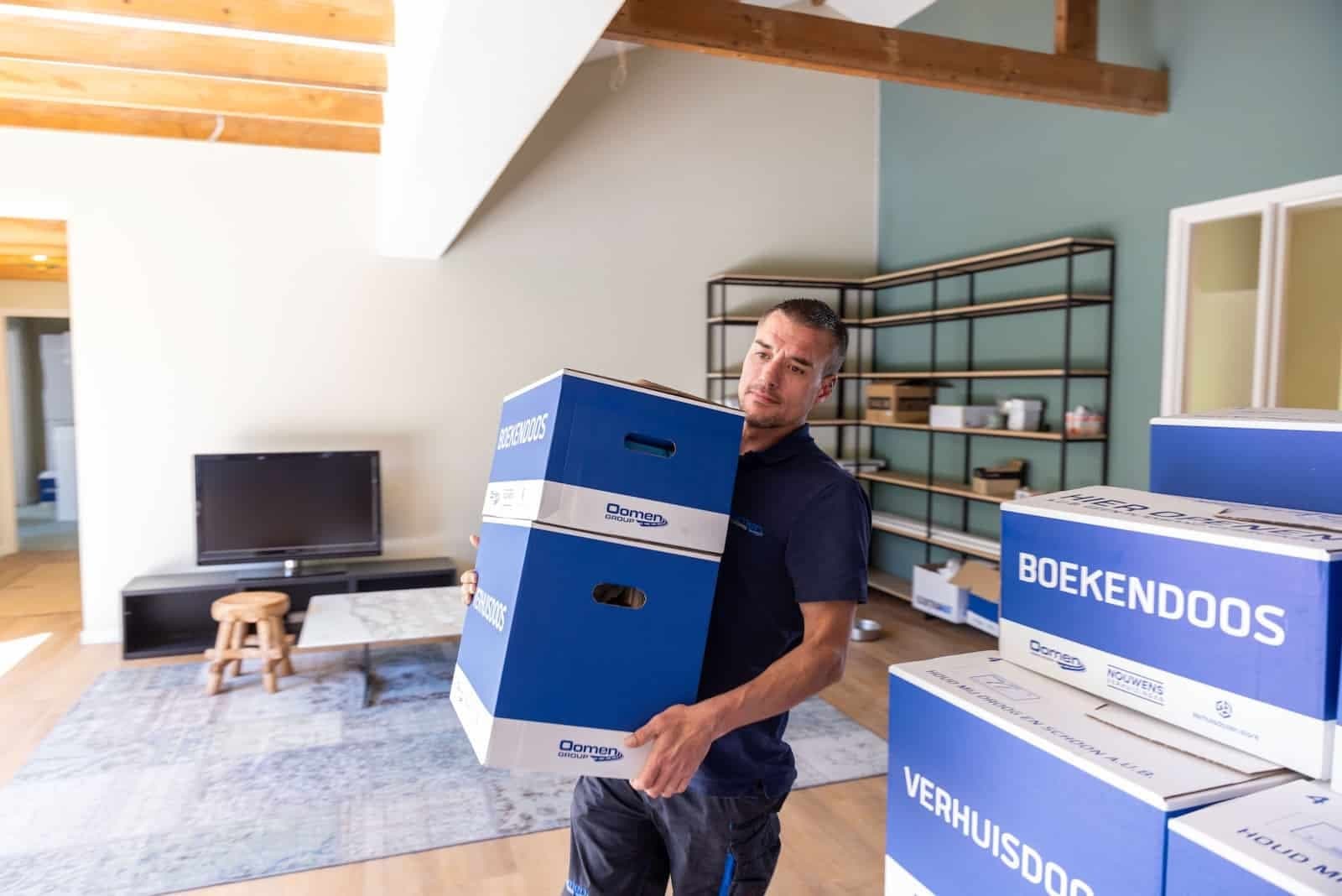 Verhuizers van Oomen aan het werk tijdens een verhuizing