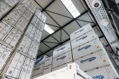 Binnenkant vanuit ons verhuisbedrijf in katwijk, waar de opslag containers te zien zijn.