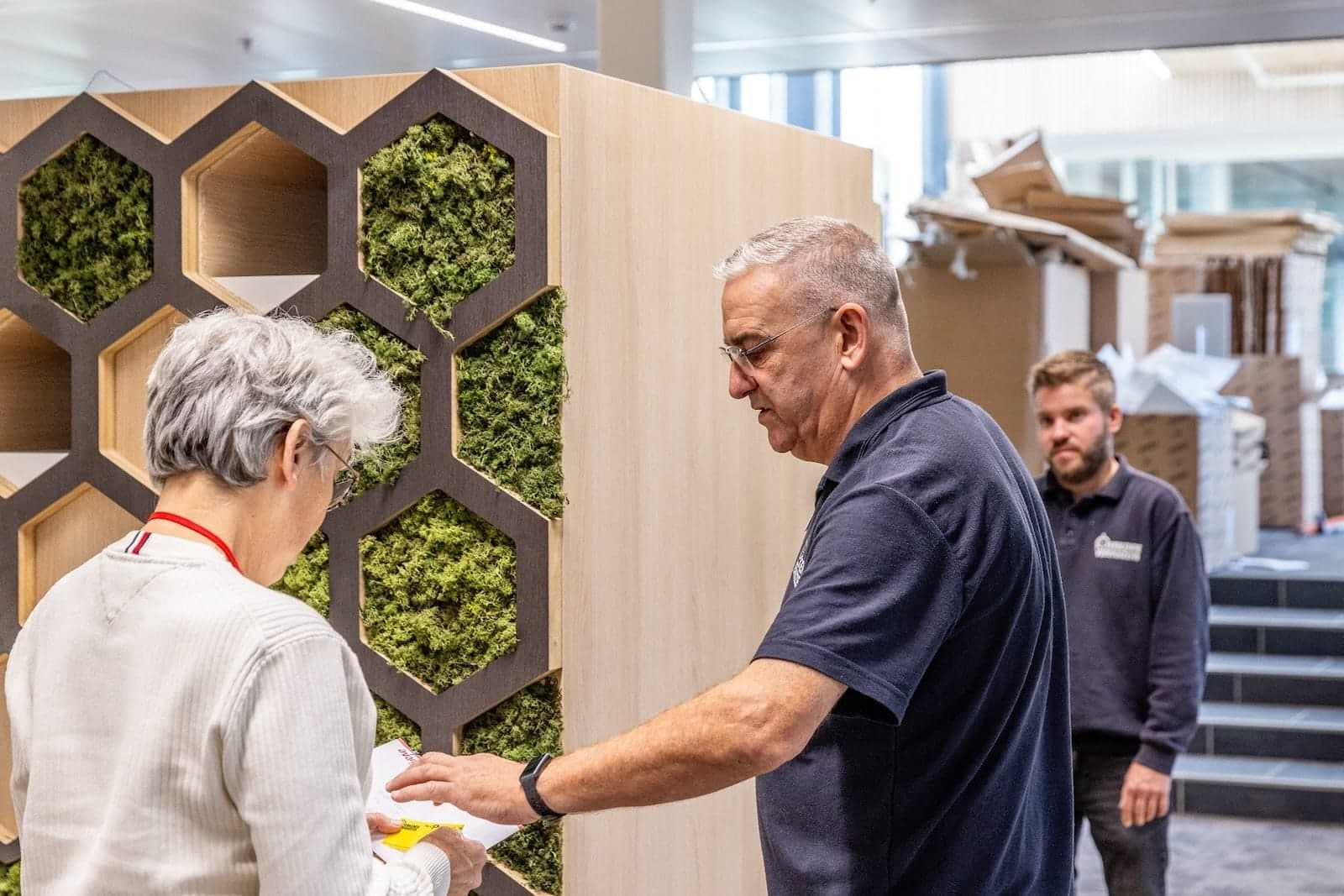 Medewerkers van Oomen tijdens een bedrijfsverhuizing