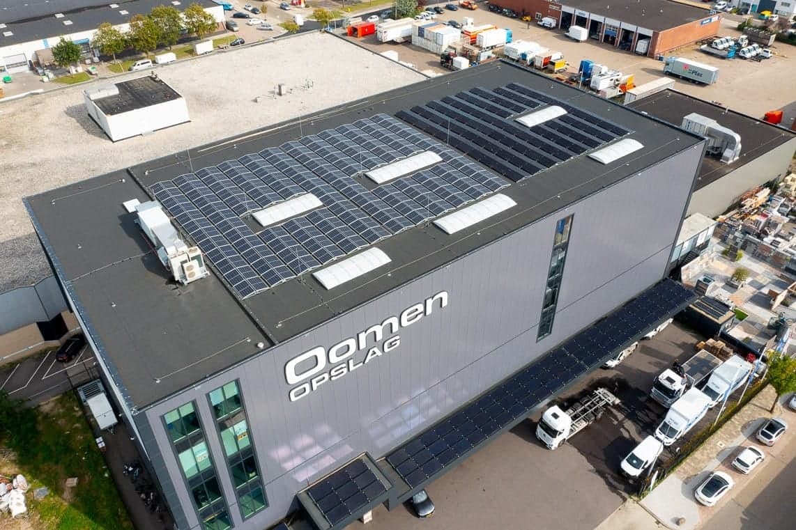 Volledig duurzaam pand van Oomen, verhuisbedrijf in Katwijk, volledig voorzien van zonnepanelen.