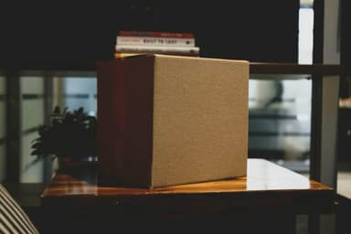 Ingepakte kartonnen doos op een tafel in de woonkamer