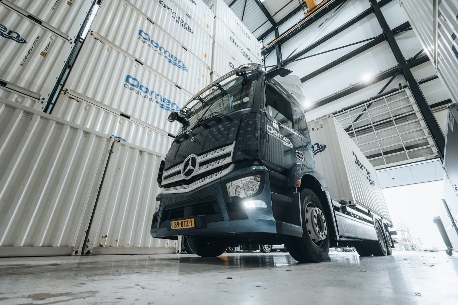 Verhuizers van Oomen dragen verhuisdozen tijdens een verhuizing