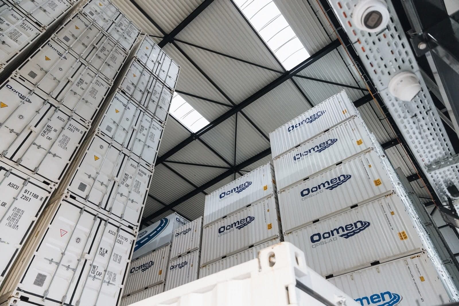 Binnenkant vanuit ons verhuisbedrijf in katwijk, waar de opslag containers te zien zijn.