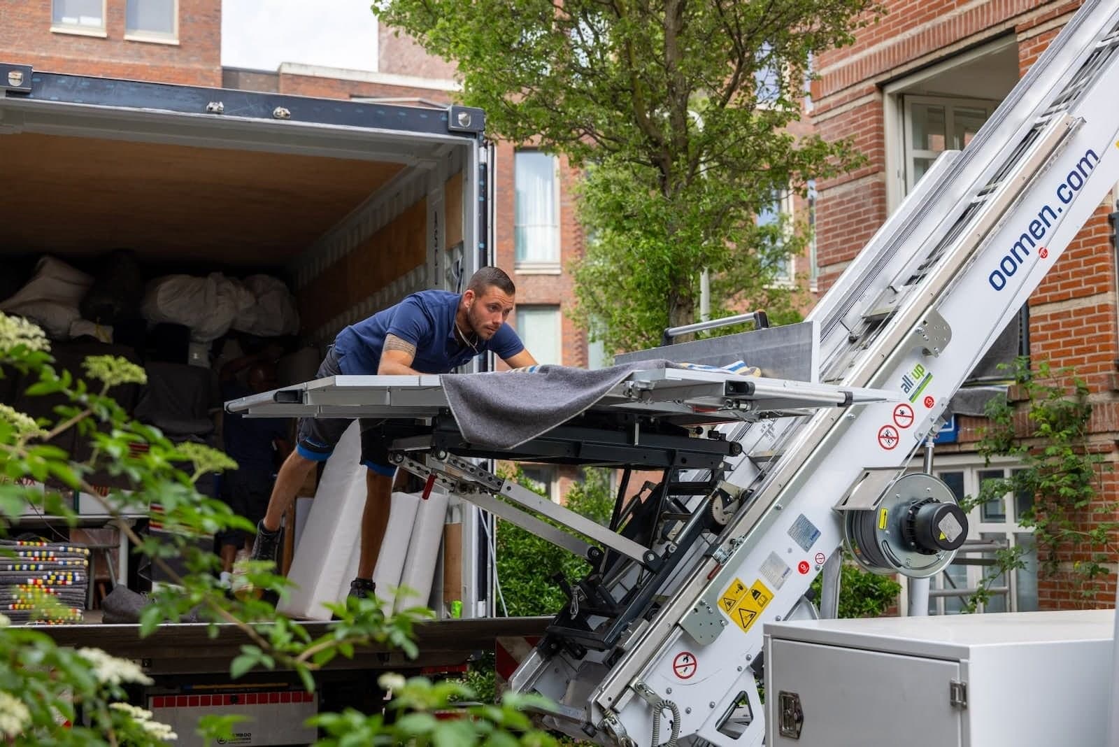 Verhuislift van Oomen Verhuizers in gebruik bij een woning