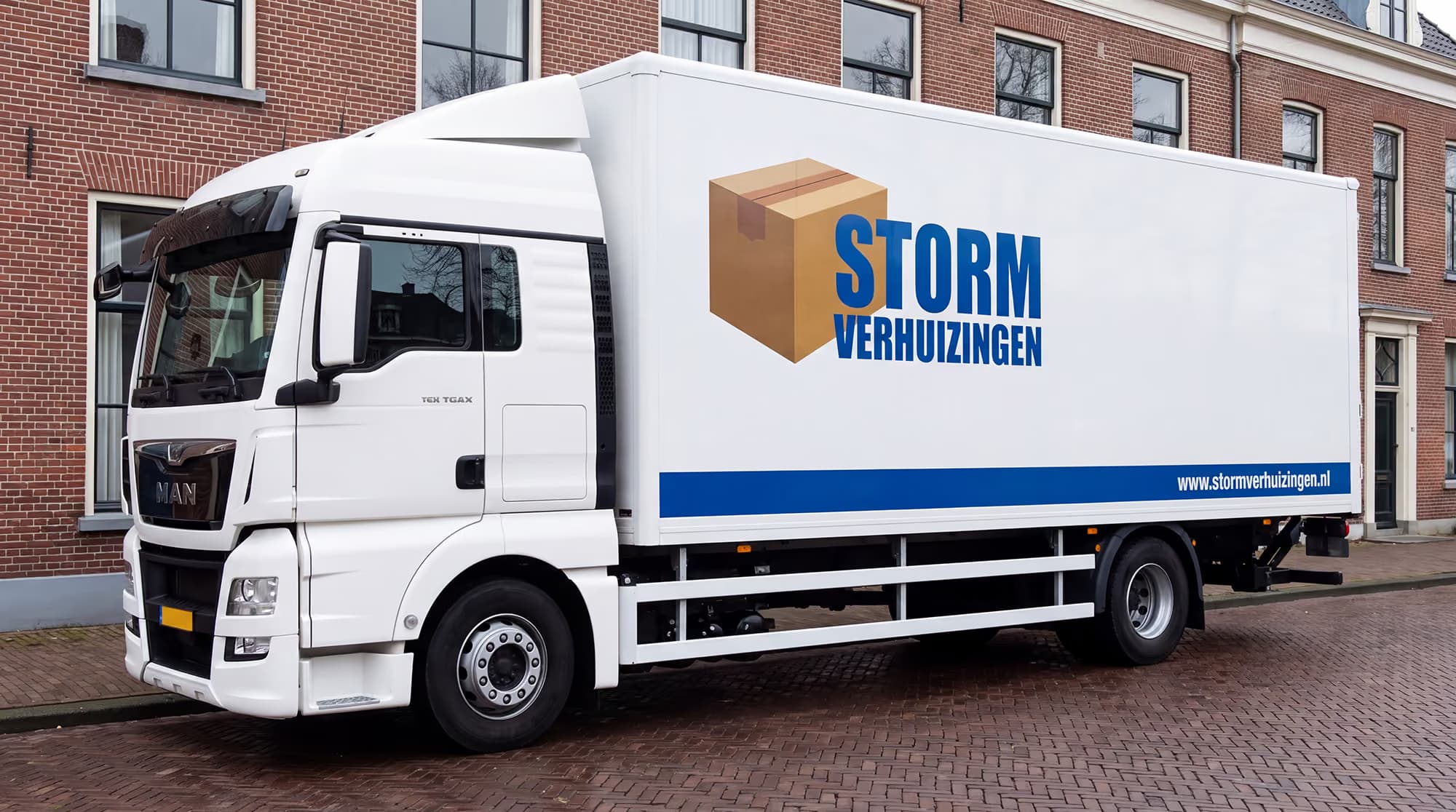 Een vrachtwagen van storm verhuizers geparkeerd