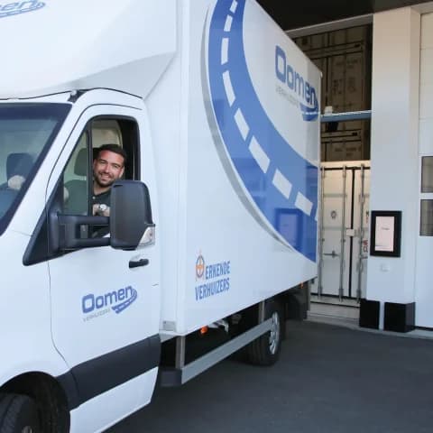 Oomen driver driving the moving truck into the warehouse