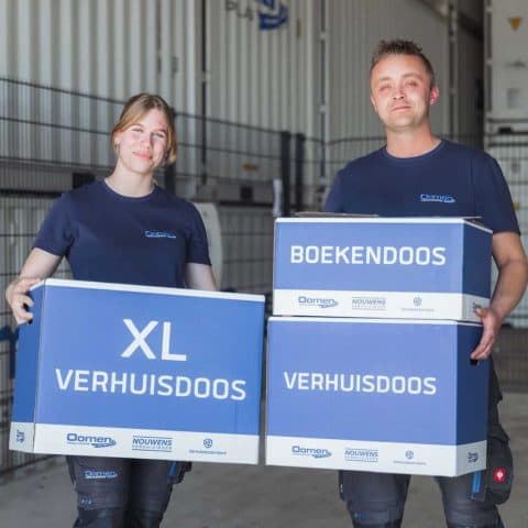 Two Oomen employees showing an XL moving box and a book box