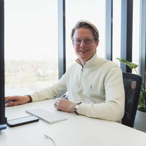 Oomen employee at his desk in the office