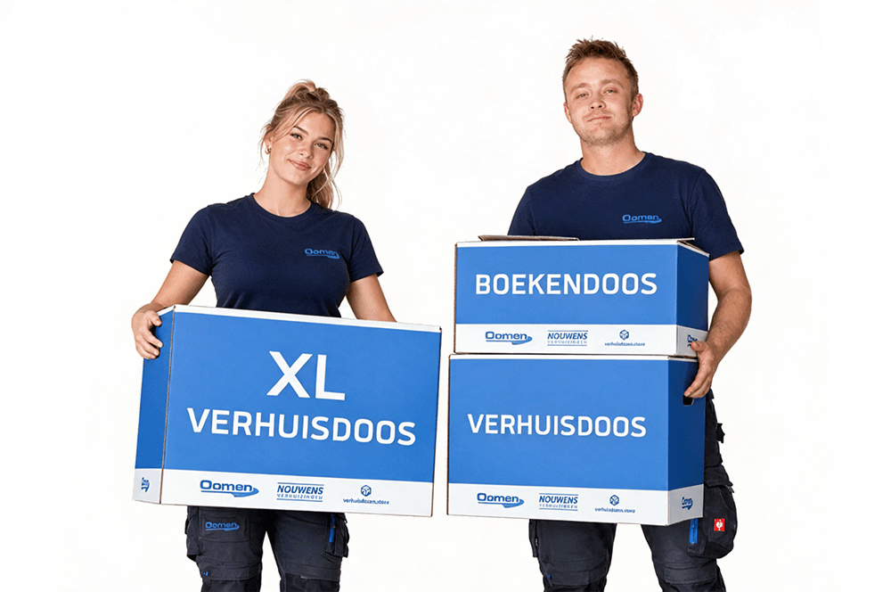 Twee Oomen-medewerkers tonen een XL-verhuisdoos en een boekendoos