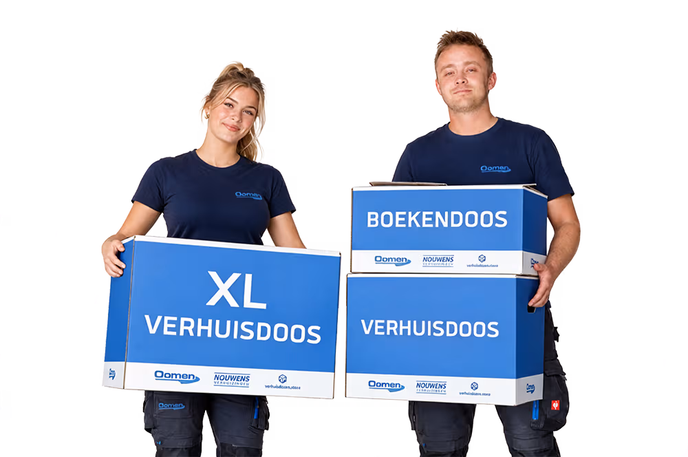 Twee Oomen-medewerkers tonen een XL-verhuisdoos en een boekendoos