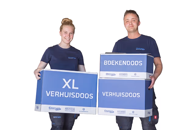Twee Oomen-medewerkers tonen een XL-verhuisdoos en een boekendoos