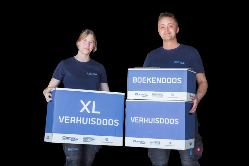 Twee Oomen-medewerkers tonen een XL-verhuisdoos en een boekendoos