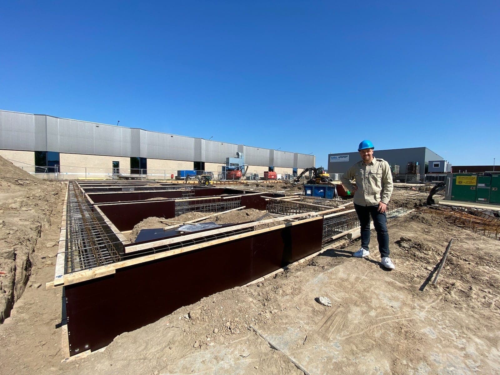2020 — Start bouw van het hoofdkantoor en containeropslag
