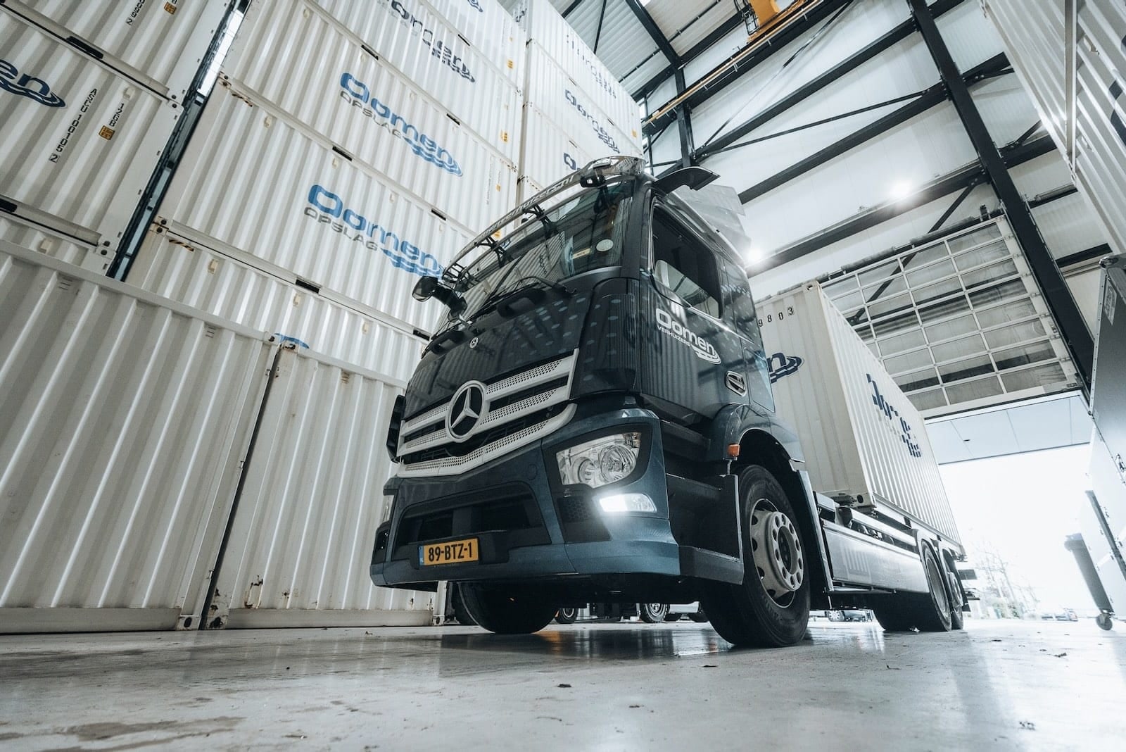 Vrachtwagen van Oomen in de containerhal