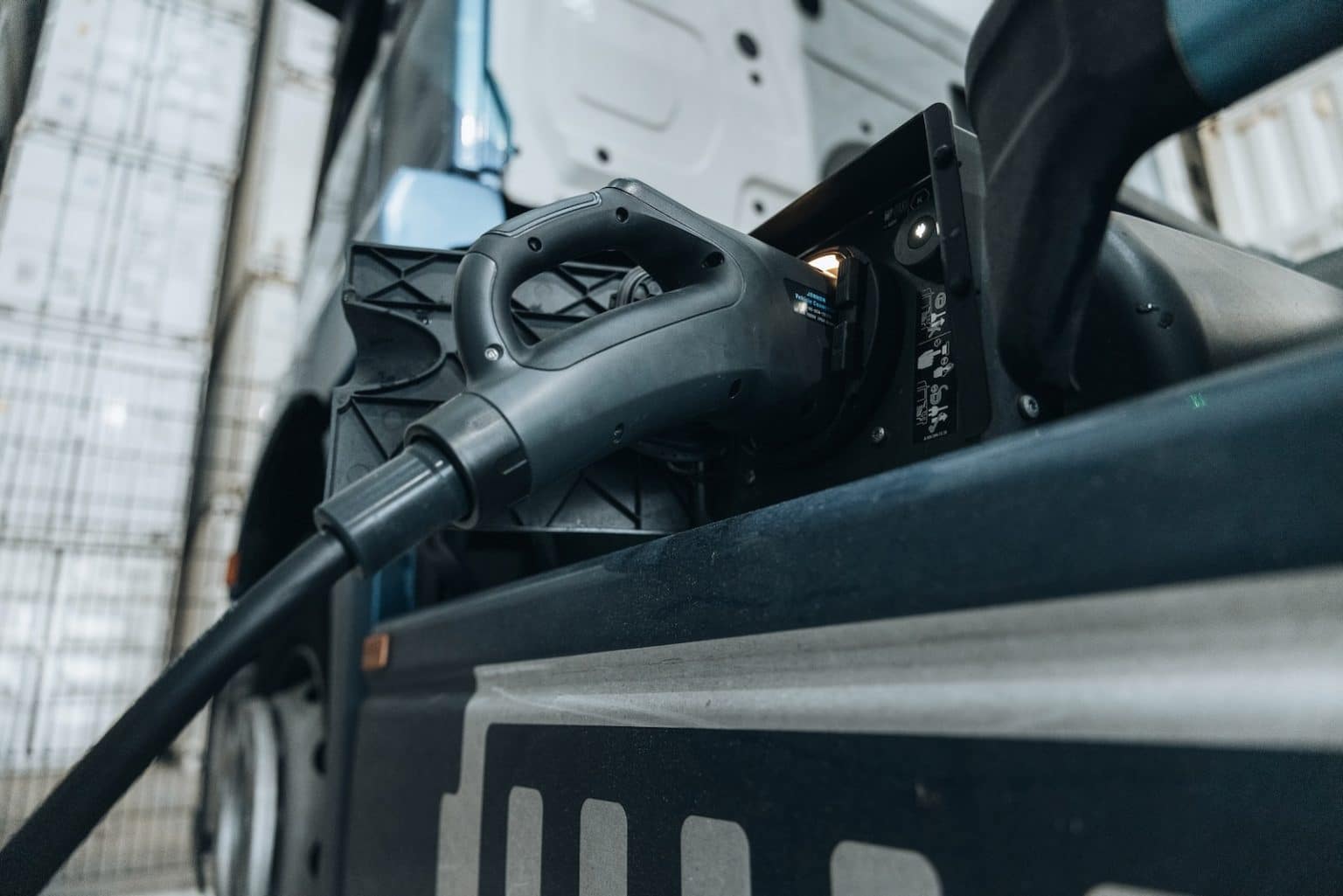 Laadkabel in een elektrische vrachtwagen van Oomen