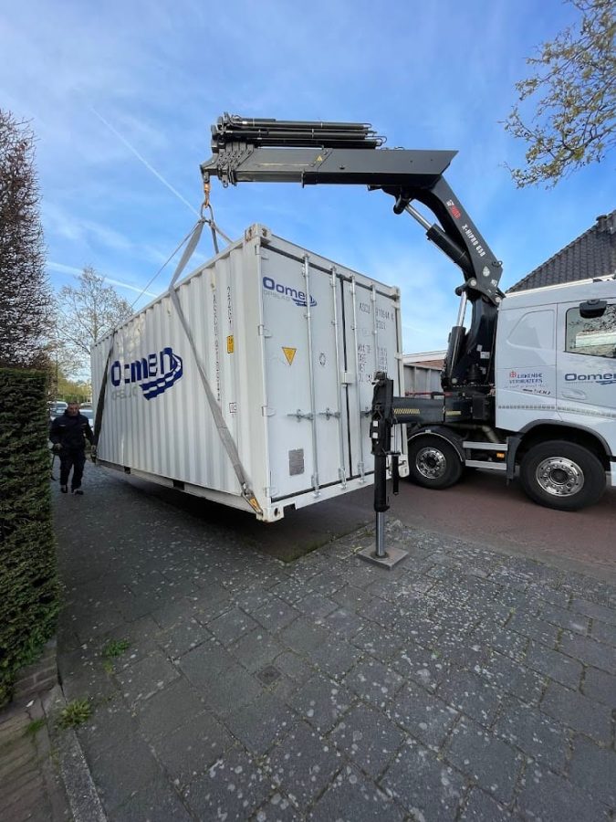 Opslagcontainer van Oomen wordt met de kraan op locatie neergezet