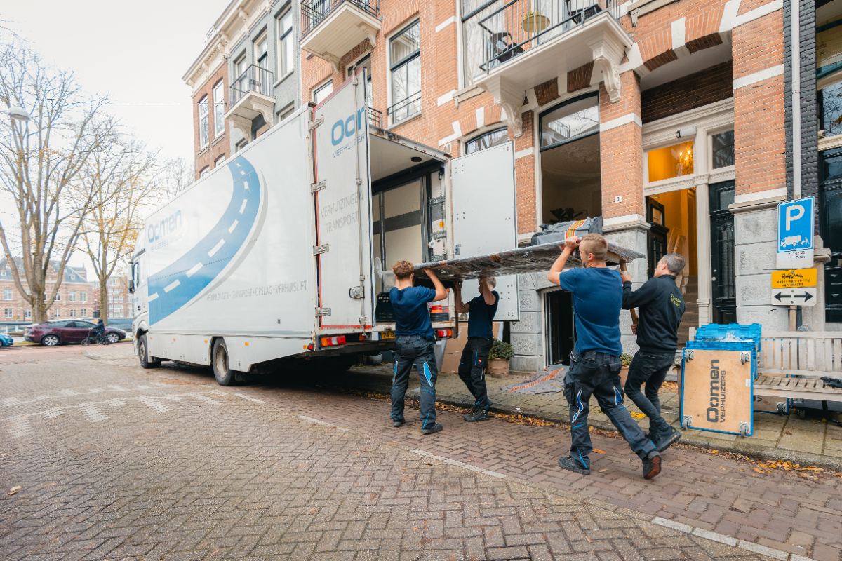 Verhuizers van Oomen aan het werk bij een woning in de gemeente Katwijk