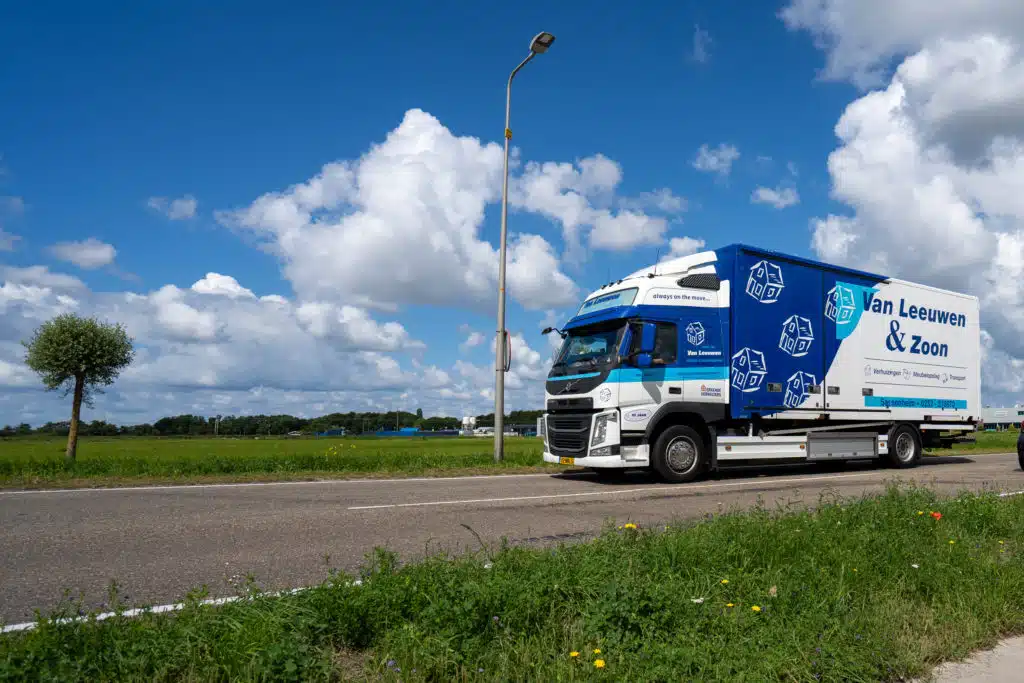 Van Leeuwen verhuiswagen tussen weilanden