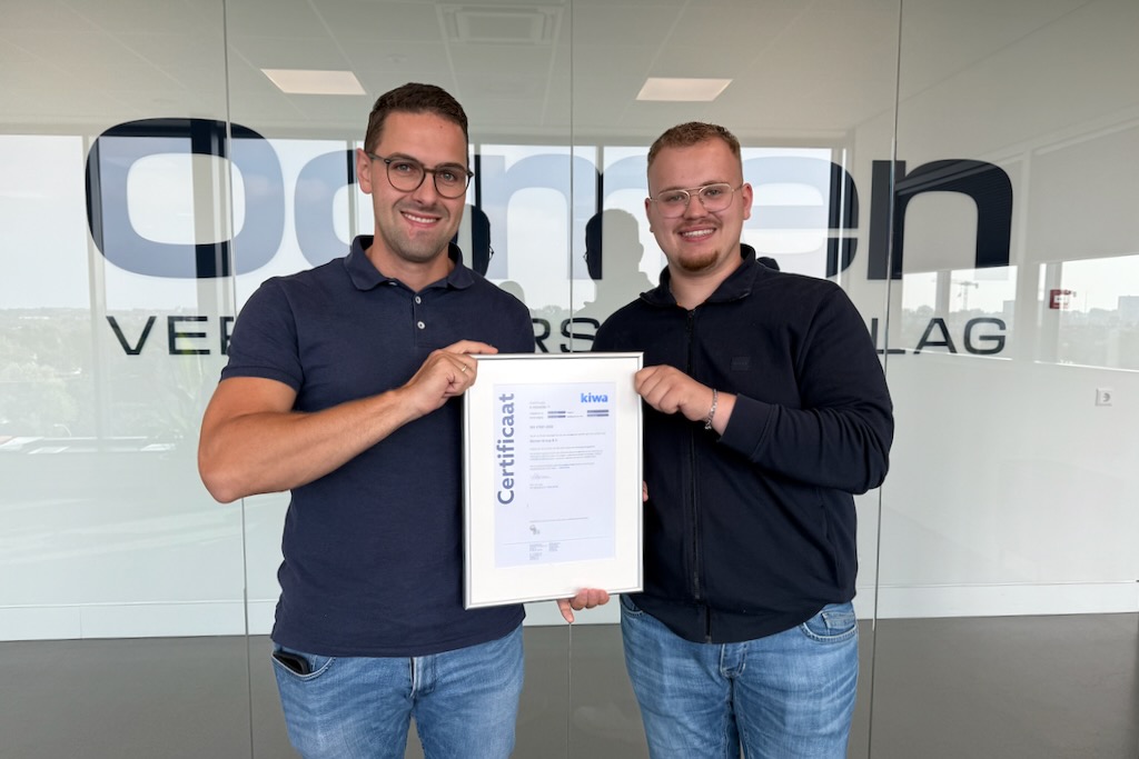 Emile Oomen en Oliver Zorn tonen het ISO27001 certificaat